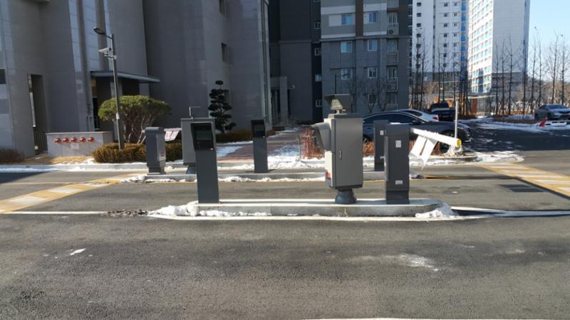 차량 출입 차단기가 설치되어 있어 외부인들의 차량을 제한하여 보안과 안전에 신경 쓰고 있어요