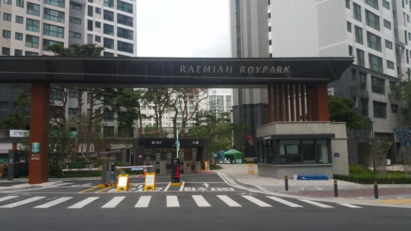 단지의 이미지를 높여주고 아파트 가치를 드높여 주는 멋스러운 대형 문주가 마련된 래미안이수역로이파크 정문이에요