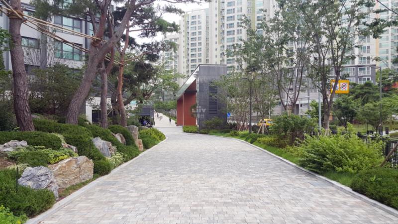 단지를 따라 걸으며 자연을 느낄 수 있는 쾌적한 단지 내 산책로에요