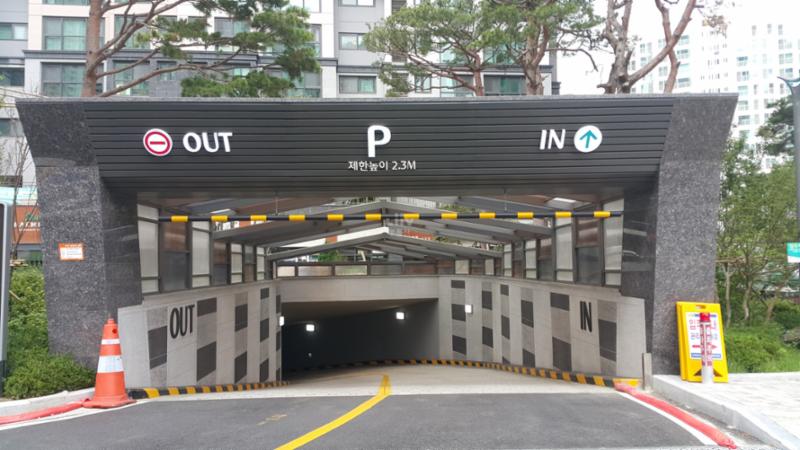 지하로 연결되어 있는 지하주차장 출입구에요