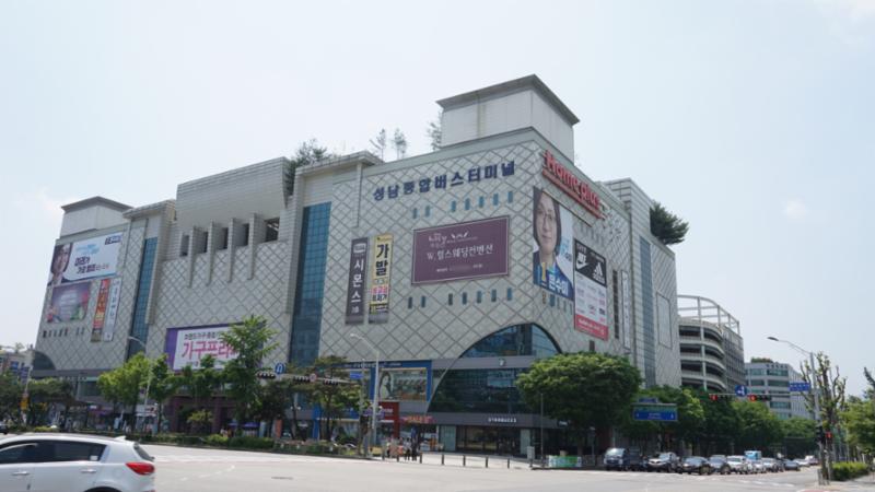 단지 주변에 위치해 있는 성남종합버스터미널입니다