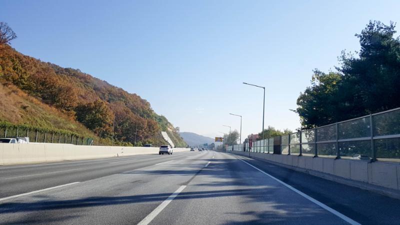 단지와 인접해 있는 서울외곽순환도로입니다