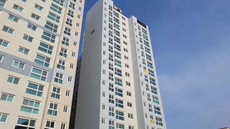 깔끔한 화이트톤의 단지 외관으로 세련된 디자인이 돋보이는 단지 외관이에요