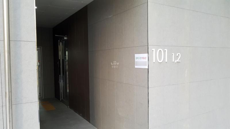 고급스러운 디자인의 공용현관 입구예요