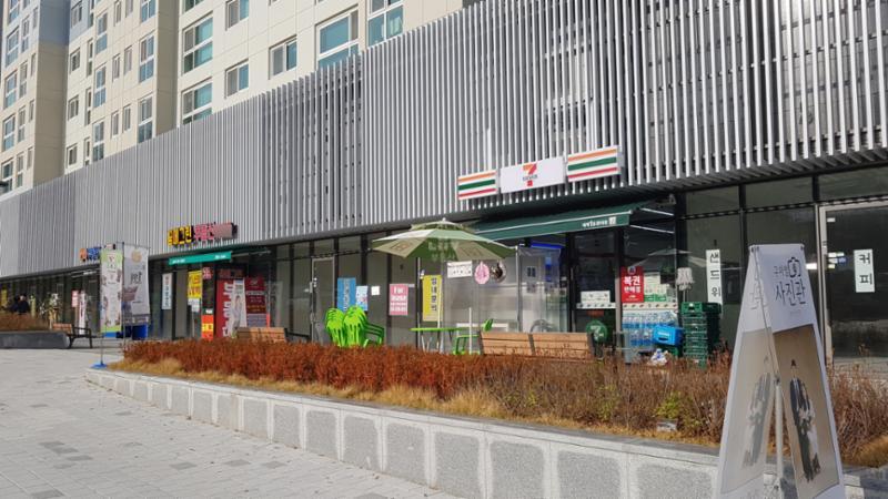 1층에 마련된 단지 내 상가예요
