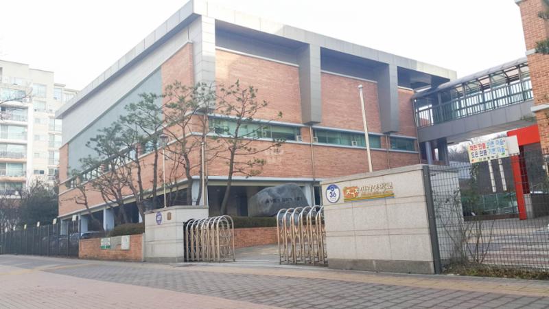 단지 주변에 학교가 위치하여 있습니다