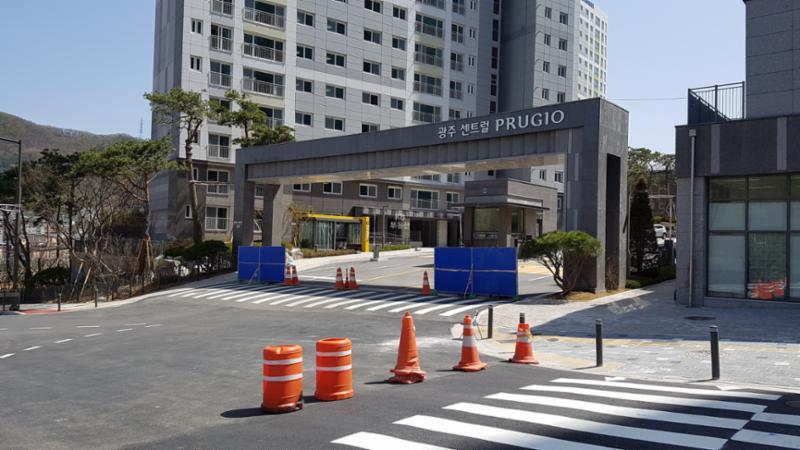 단지의 이미지를 높여주고 아파트 가치를 드높여 주는 멋스러운 대형 문주가 마련된 정문이에요