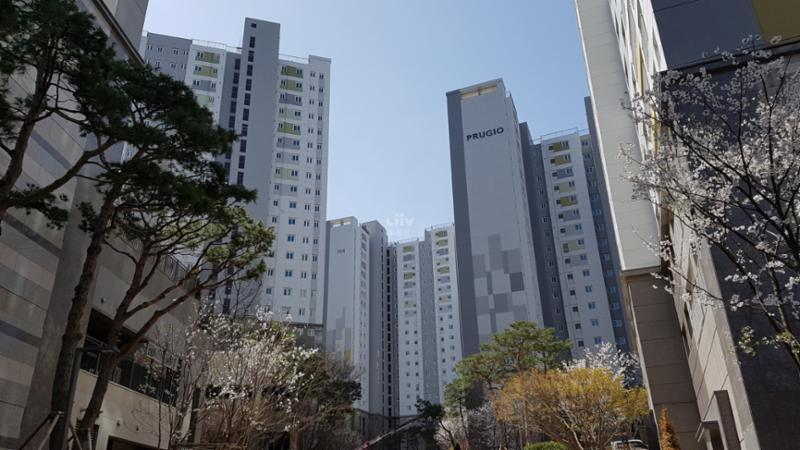 고급스러운 디자인과 차별화된 분위기로 단지의 품격을 한층 더 높이는 광주센트럴푸르지오 단지전경 모습이에요