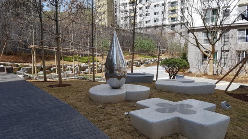 단지 곳곳에 잘 관리된 화단과 다양한 조형물이 갖춰져 있어 보는 재미가 있는 단지 전경이에요