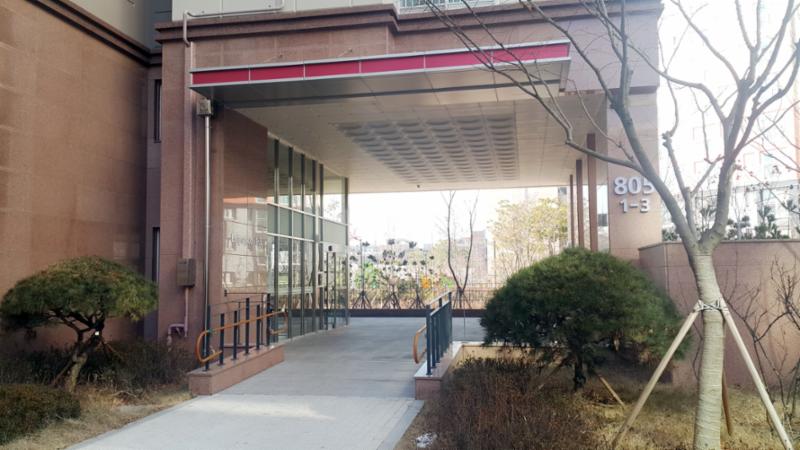 마곡엠밸리8단지 아파트 단지 아파트 1층 공용현관이에요