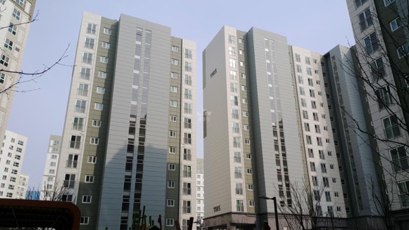 차별화된 디자인과 생동감 넘치는 색감으로 꾸며진 단지 외관이에요