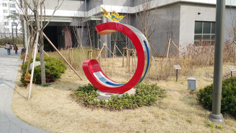 멋스러운 조경시설과 조화롭게 꾸며진 주민쉼터 공간이에요