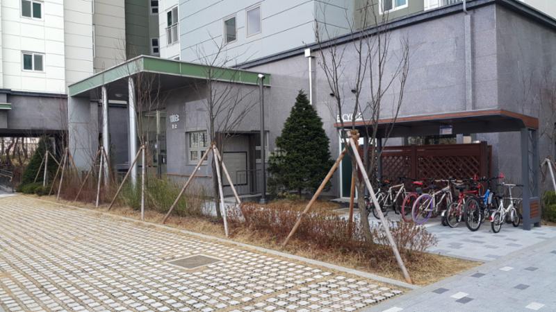 단지 내에 위치한 자전거 보관소 모습이에요