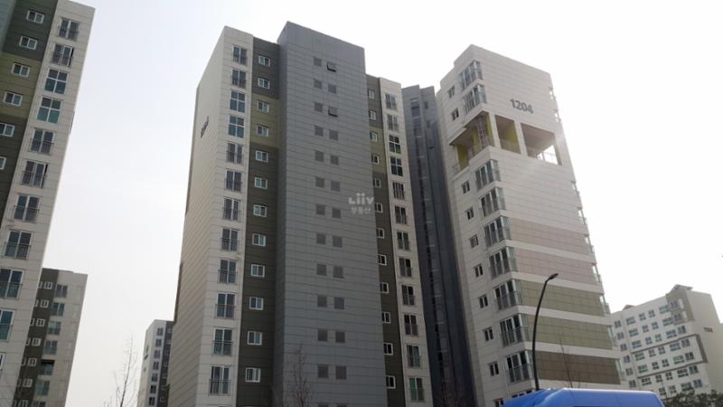 고급스러운 디자인과 차별화된 분위기로 단지의 품격을 한층 더 높이는 마곡엠밸리12단지 전경 모습이에요