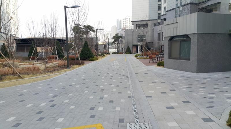 마곡엠밸리12단지 주변과 연결된 보행로에요