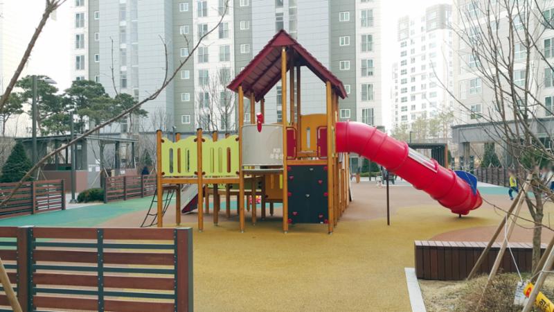 다채로운 색상과 아기자기한 놀이기구를 설치하여 아이들이 너무 좋아하겠네요