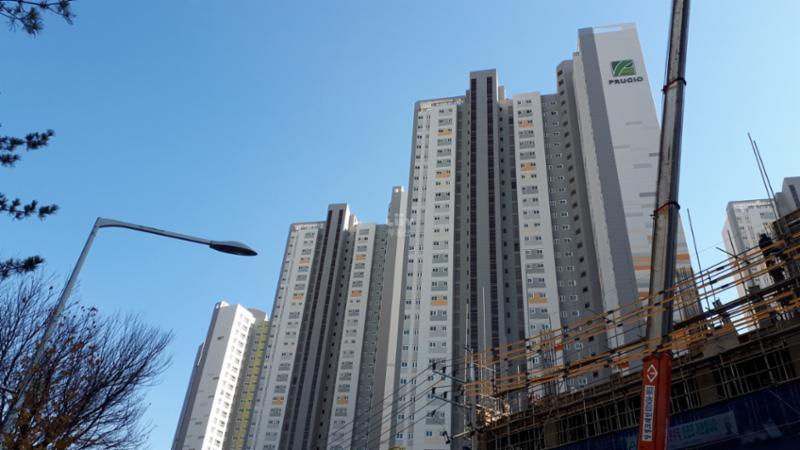 안산파크푸르지오 아파트의 깔끔하고 세련된 전경 사진이에요