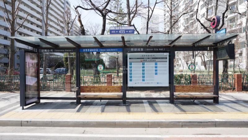 단지 주변에 위치한 버스정류장[성포주공4단지] 입니다