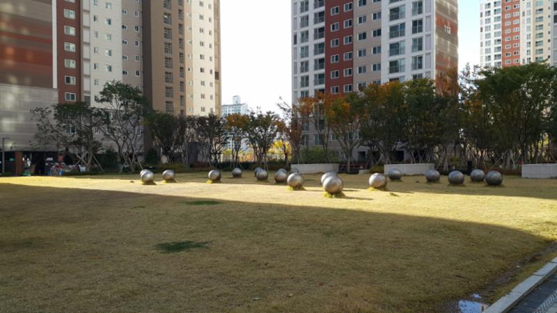 단지 곳곳에 잘 관리된 화단과 다양한 조형물이 갖춰져 있어 보는 재미가 있는 단지 전경이에요