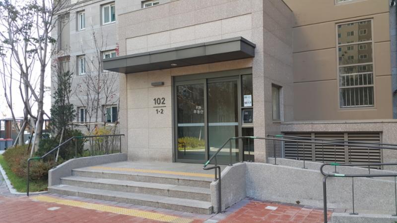 김포사우아이파크아파트 1층 현관이에요