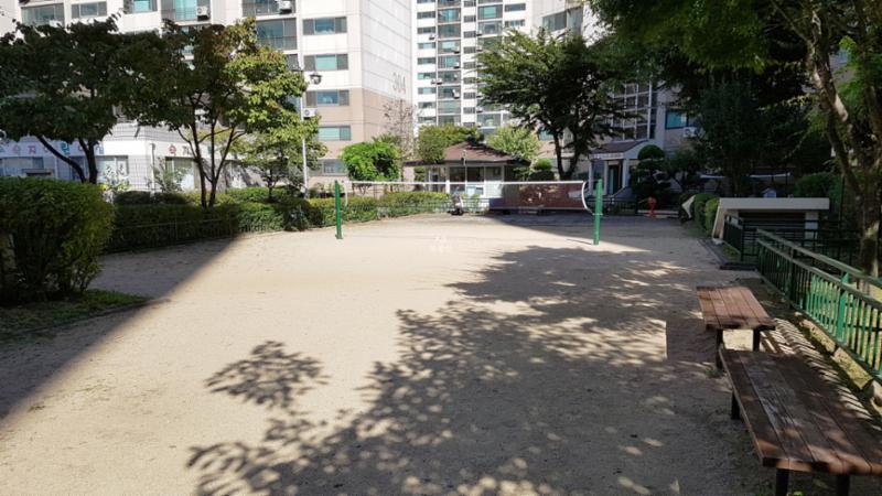 단지 내 공터의 모습이에요