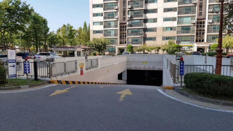단지 내 지하주차장 모습이에요