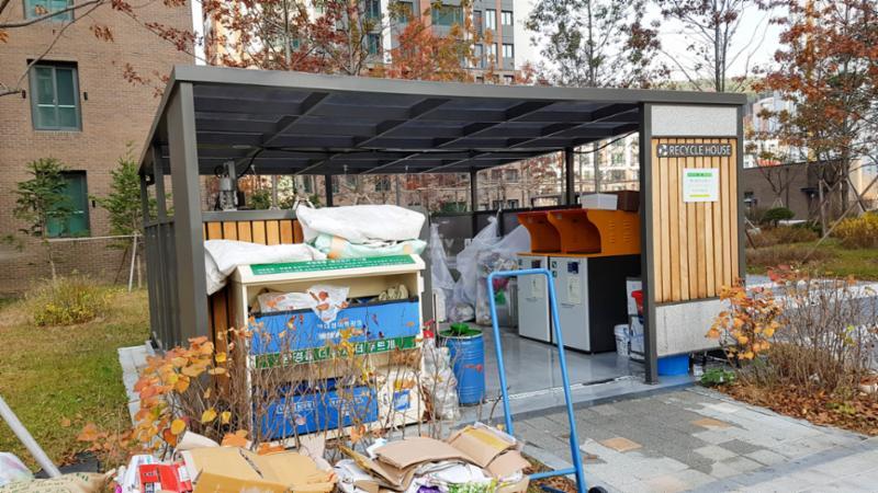입주민들의 생활 편의를 위하여 재활용 분리수거장을 야외에 별도로 설치하여 편의를 높였으며, 단지를 깨끗하게 관리할 수 있어요