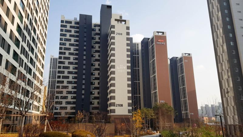 단지만의 특별한 외관 디자인으로 품격 있고 고급스러움이 느껴지는 단지 모습이에요