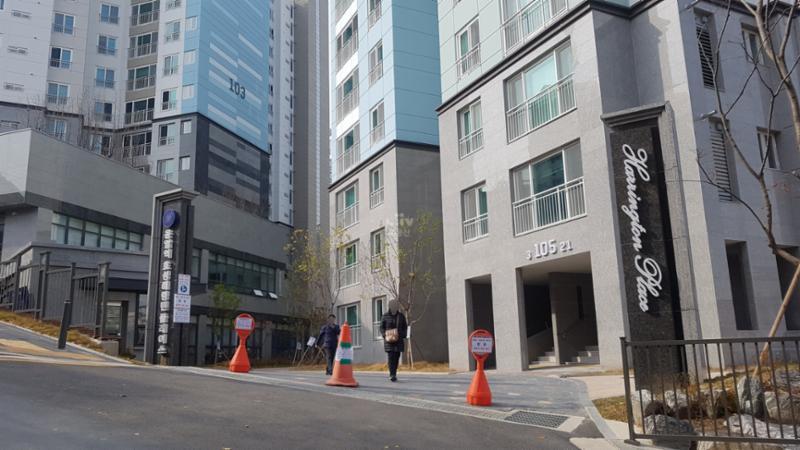 은평신사효성해링턴플레이스의 정문 출입구에요