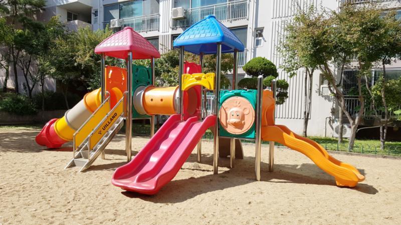 밝은 분위기로 꾸며진 단지 내 놀이터에요