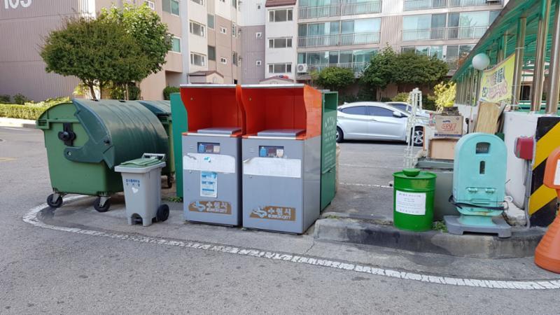 주민들의 이동 경로를 배려해 주차장 외진곳에 마련된 분리수거장이에요