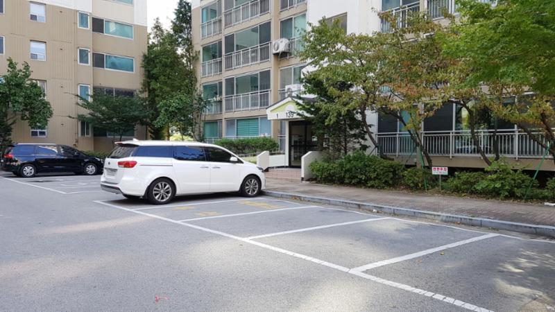 단지 내 지상주차장 모습이에요