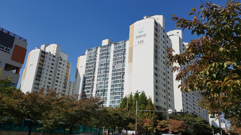 각 층마다 색을 달리해 전체적으로 화사하면서도 세련된 외관을 선보이는 단지전경이에요