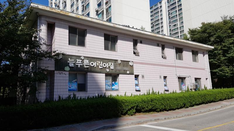 단지 내에 어린이집이 있어 통학버스를 이용하지 않고서 도보로 등하원 할 수 있어요~ 통학걱정이 없으며, 안전하게 믿고 맡길 수 있어요
