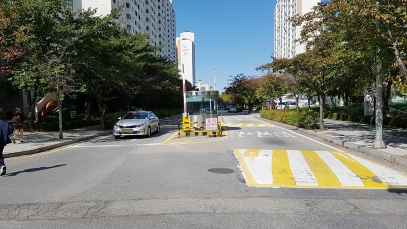 차량 출입차단기가 설치되어 있고 출입구에 경비초소가 있어 외부차량의 출입을 안전하게 관리하고 있어요