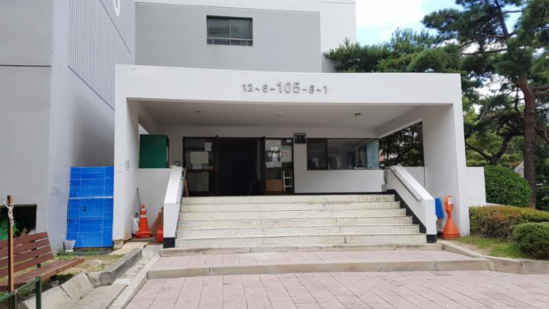 동신1차 아파트 1층 현관이에요