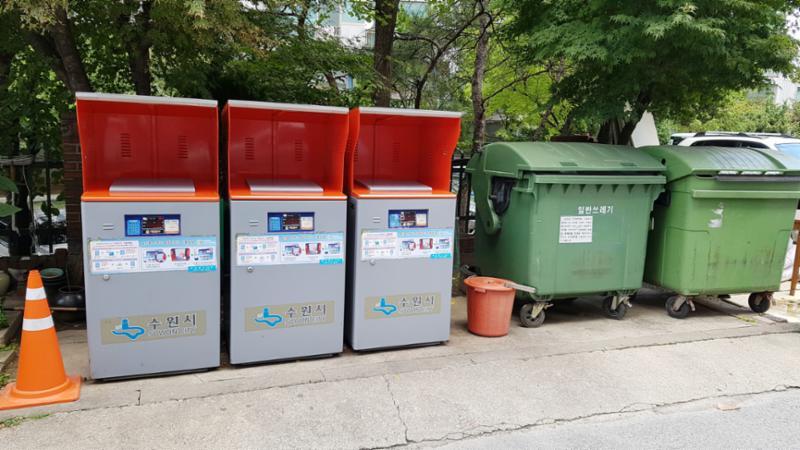 단지 한쪽에 마련된 분리수거장이에요