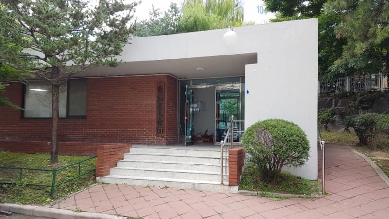 단지 내 어르신들이 자유롭게 담소를 나누며 휴식과 여가를 보낼 수 있는 노인회관이에요