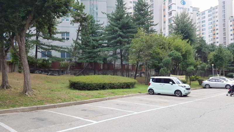 단지 내 지상주차장 모습이에요