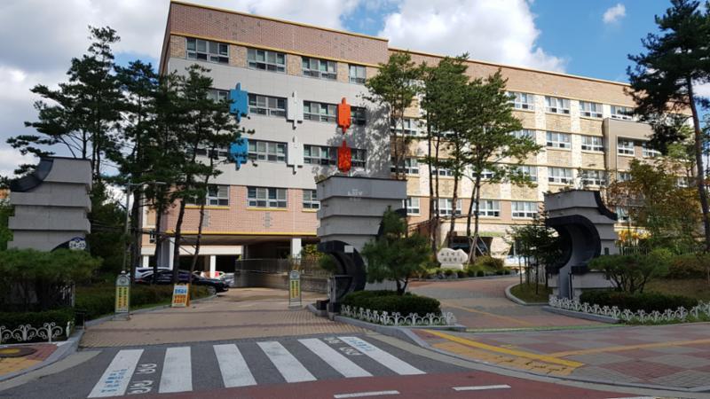 동신1차 아파트 단지 주변으로 배정학교인 다솔초등학교가 있습니다