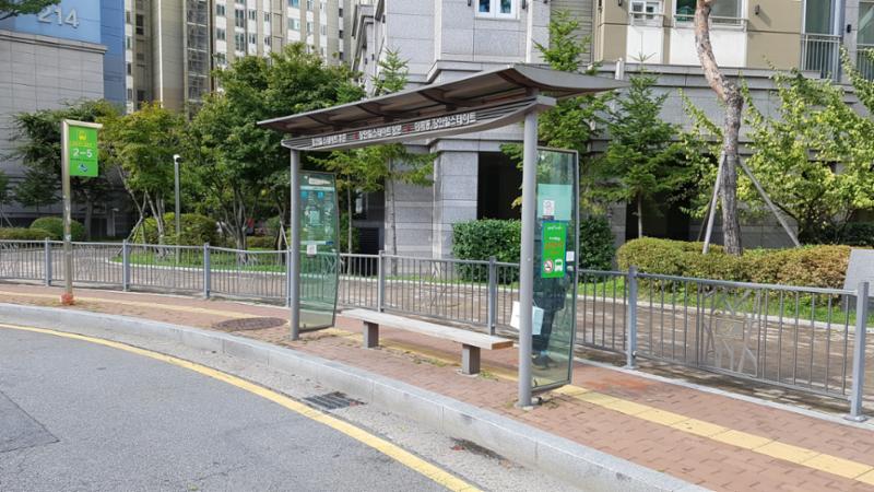 단지와 인접해 있는 버스정류장[힐스테이스정문]입니다