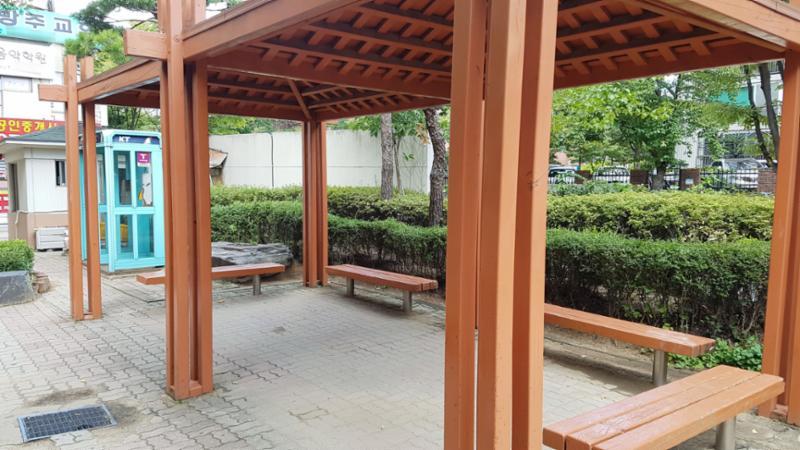 나무 그늘 밑 벤치에 앉아 편안하게 휴식을 취할 수 있는 휴식공간이에요