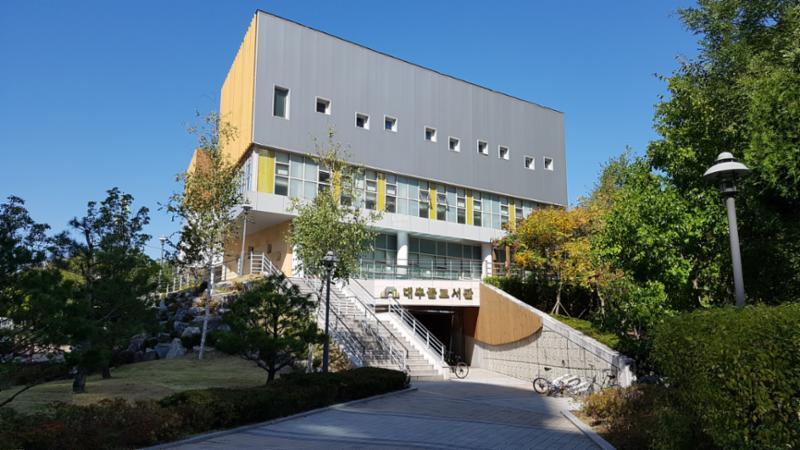 단지 인근에 위치한 수원시립대추골도서관입니다