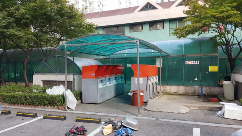 지붕이 있어 우천시에도 편리한 이용이 가능한 분리수거장이에요