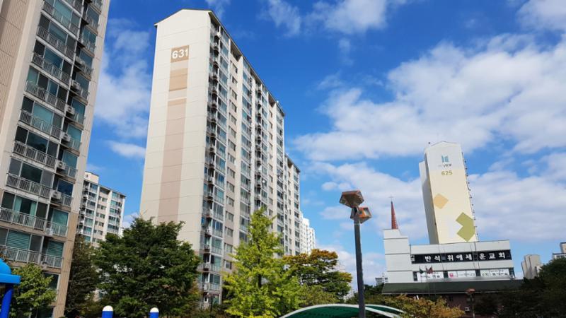 각 층마다 색을 달리해 전체적으로 화사하면서도 세련된 외관을 선보이는 단지전경이에요