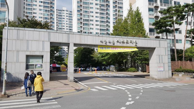 멋스러운 문주가 돋보이는 단지정문이에요