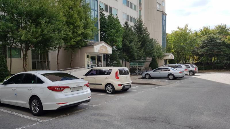 단지 내 지상주차장 모습이에요