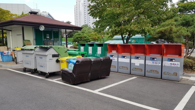 주민들의 이동 경로를 배려해 주차장 외진곳에 마련된 분리수거장이에요