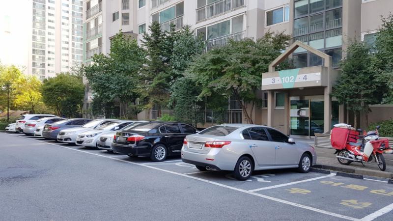 단지 내 지상주차장 모습이에요