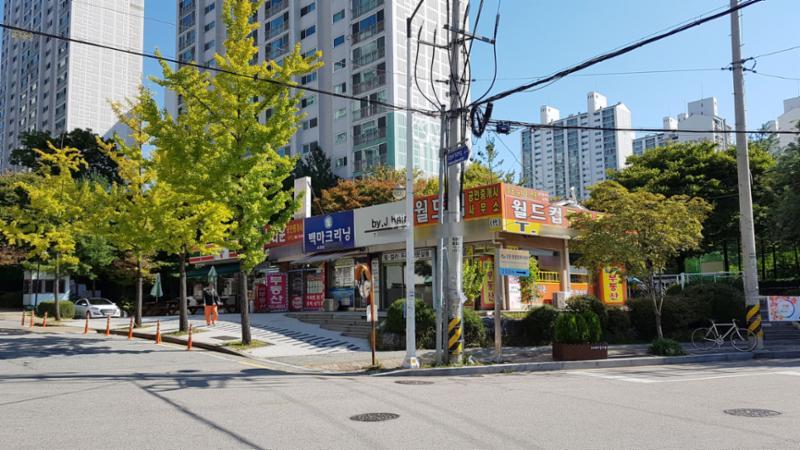 단지 내 상가 모습이에요